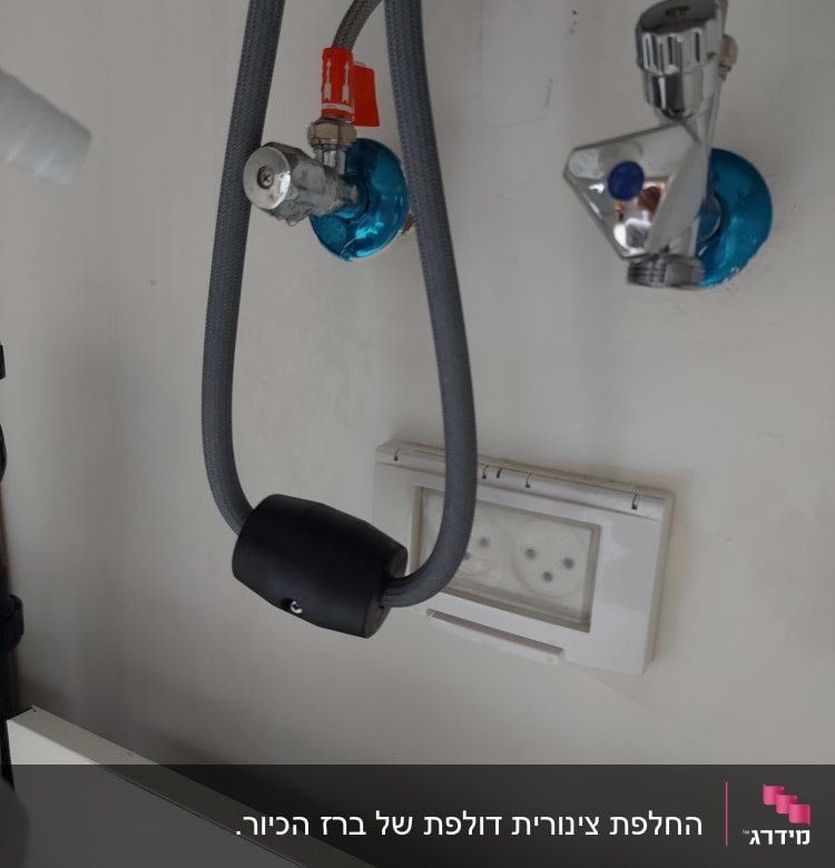 ברזים וצינורות מתחת לכיור עם שסתומים